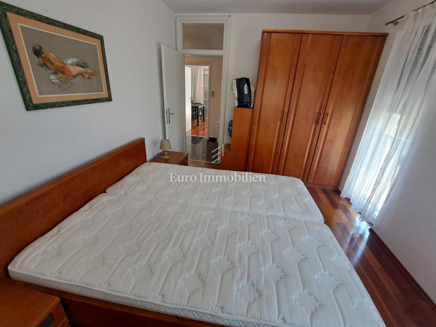 Città di Krk - appartamento arredato con ampia terrazza