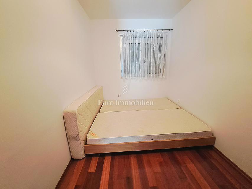 Città di Krk - appartamento arredato con ampia terrazza