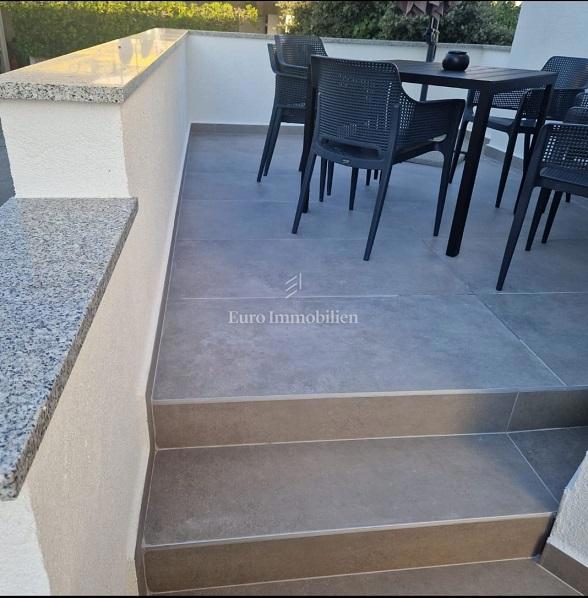 Isola di Pag - casa con sei appartamenti vicino al mare e alla spiaggia