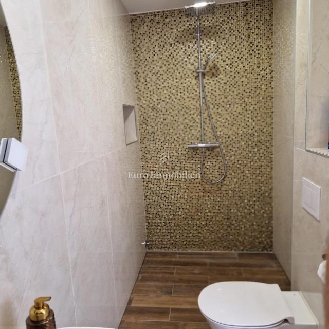 Isola di Pag - casa con sei appartamenti vicino al mare e alla spiaggia