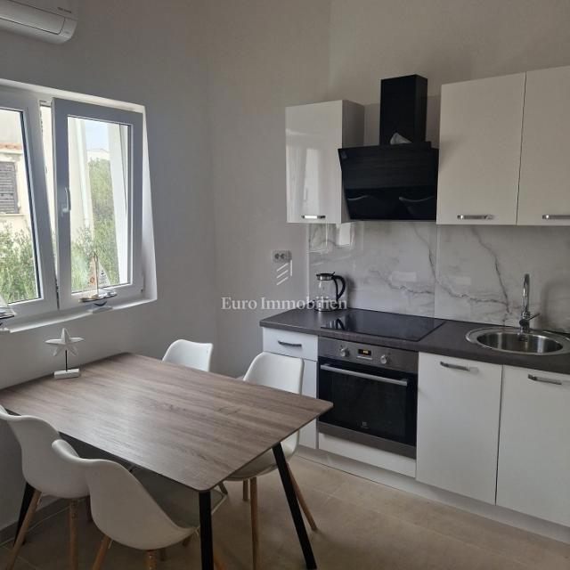 Isola di Pag - casa con sei appartamenti vicino al mare e alla spiaggia