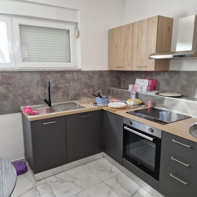 Isola di Pag - casa con sei appartamenti vicino al mare e alla spiaggia