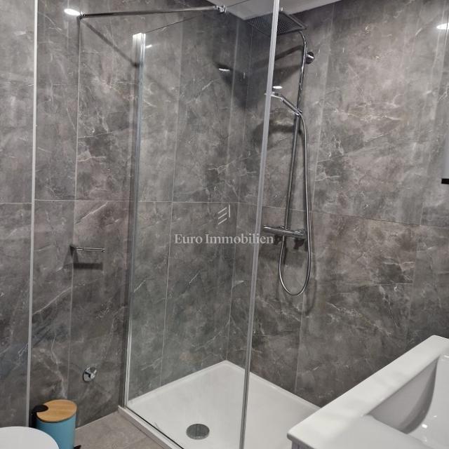 Isola di Pag - casa con sei appartamenti vicino al mare e alla spiaggia