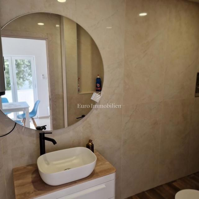 Isola di Pag - casa con sei appartamenti vicino al mare e alla spiaggia