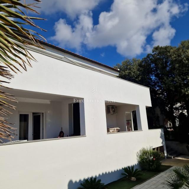 Isola di Pag - casa con sei appartamenti vicino al mare e alla spiaggia