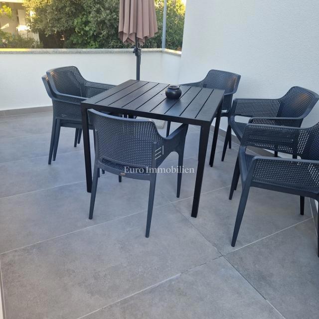 Isola di Pag - casa con sei appartamenti vicino al mare e alla spiaggia