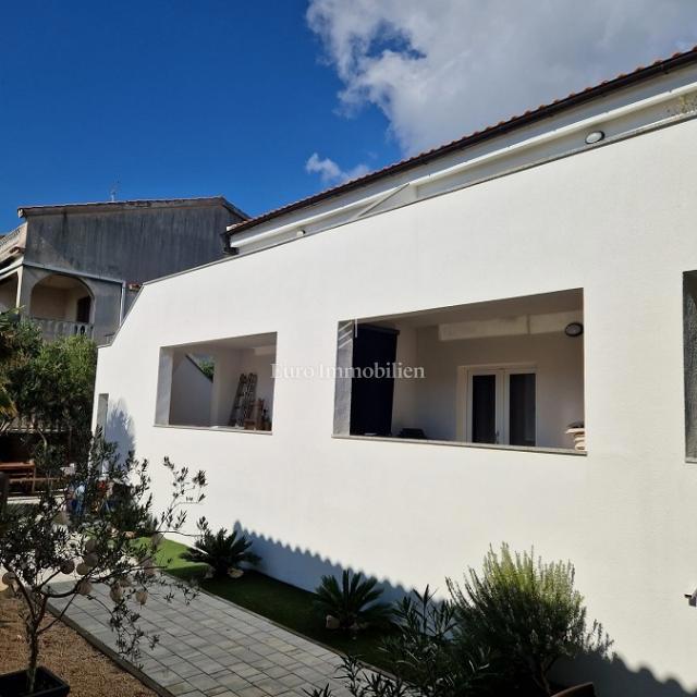 Isola di Pag - casa con sei appartamenti vicino al mare e alla spiaggia