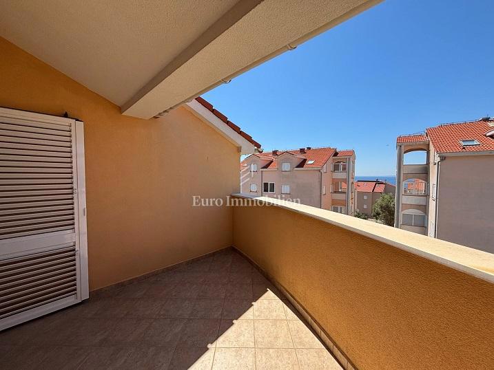 Novalja - appartamento con ampia terrazza vicino al mare