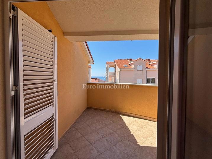 Novalja - appartamento con ampia terrazza vicino al mare