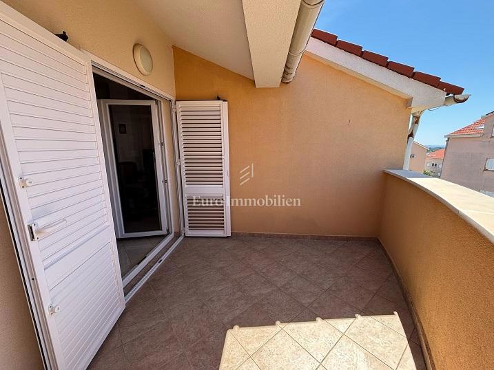 Novalja - appartamento con ampia terrazza vicino al mare