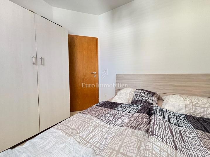 Novalja - appartamento con ampia terrazza vicino al mare