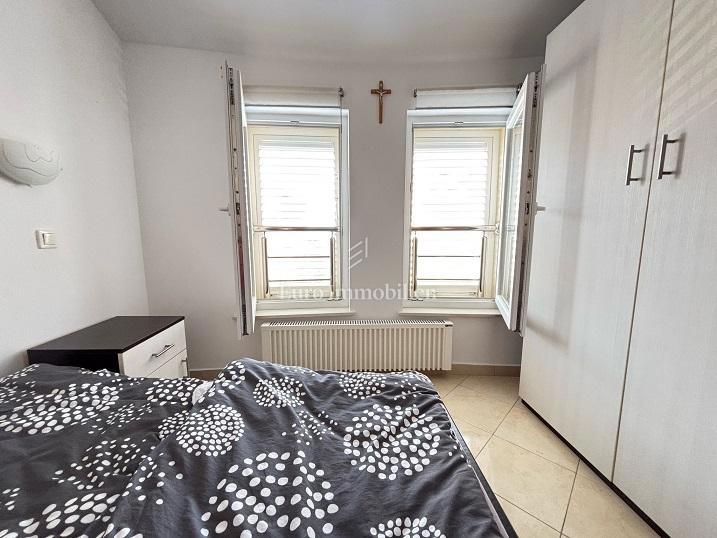 Novalja - appartamento con ampia terrazza vicino al mare