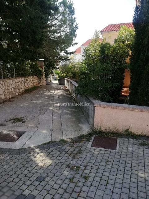 Novalja - appartamento con ampia terrazza vicino al mare