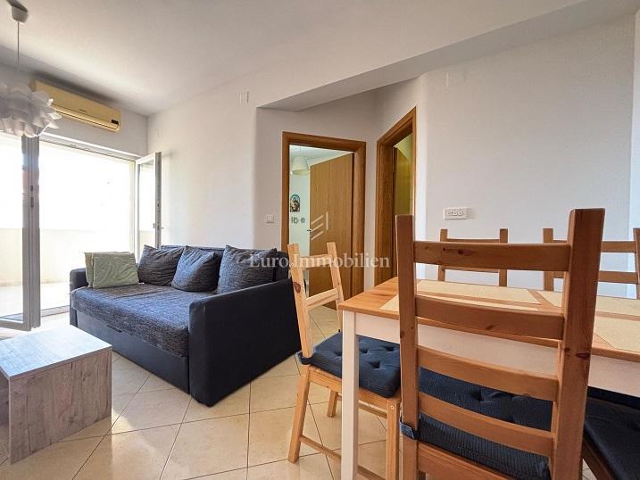 Novalja - appartamento con ampia terrazza vicino al mare