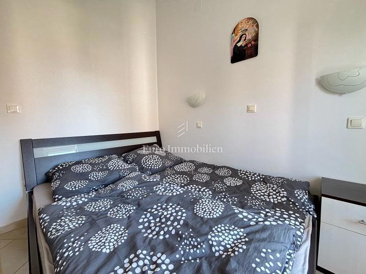 Novalja - appartamento con ampia terrazza vicino al mare