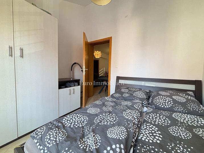 Novalja - appartamento con ampia terrazza vicino al mare