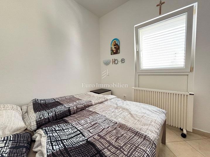 Novalja - appartamento con ampia terrazza vicino al mare