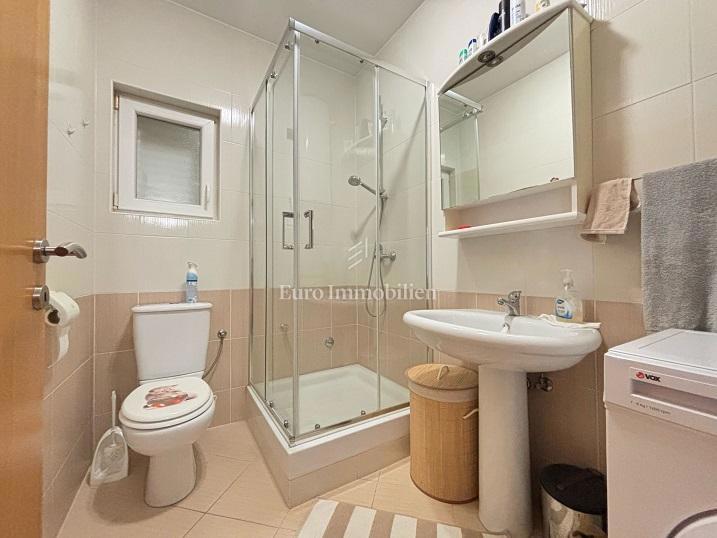 Novalja - appartamento con ampia terrazza vicino al mare