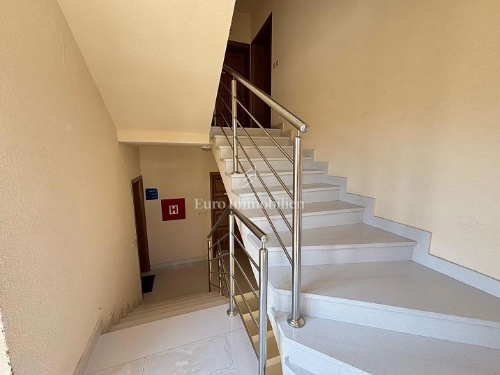 Novalja - appartamento con ampia terrazza vicino al mare