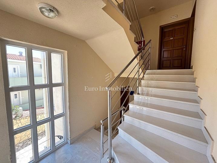 Novalja - appartamento con ampia terrazza vicino al mare