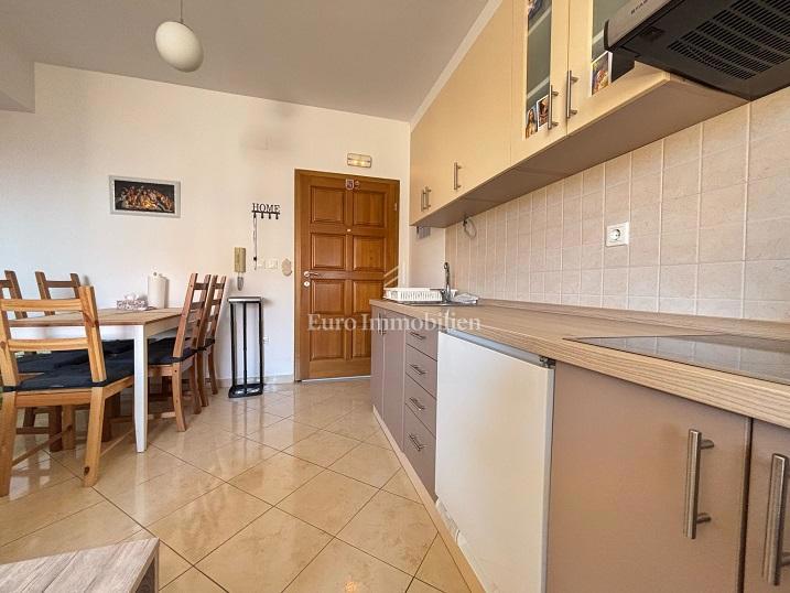 Novalja - appartamento con ampia terrazza vicino al mare