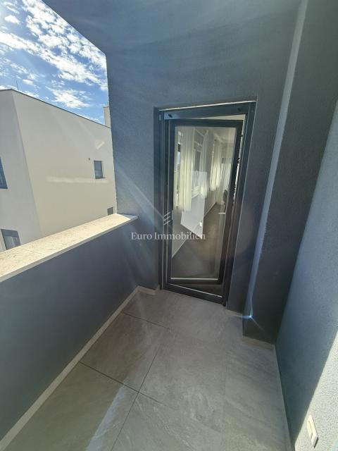 Zara - Attico con terrazza sul tetto, piscina e vista mare