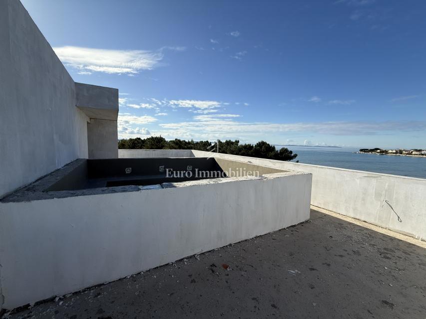 Zara - Attico con terrazza sul tetto, piscina e vista mare