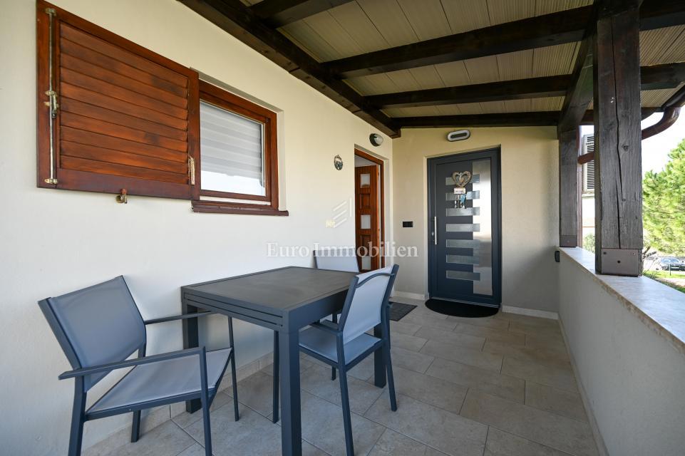 Istria, Novigrad - casa con 2 appartamenti e garage