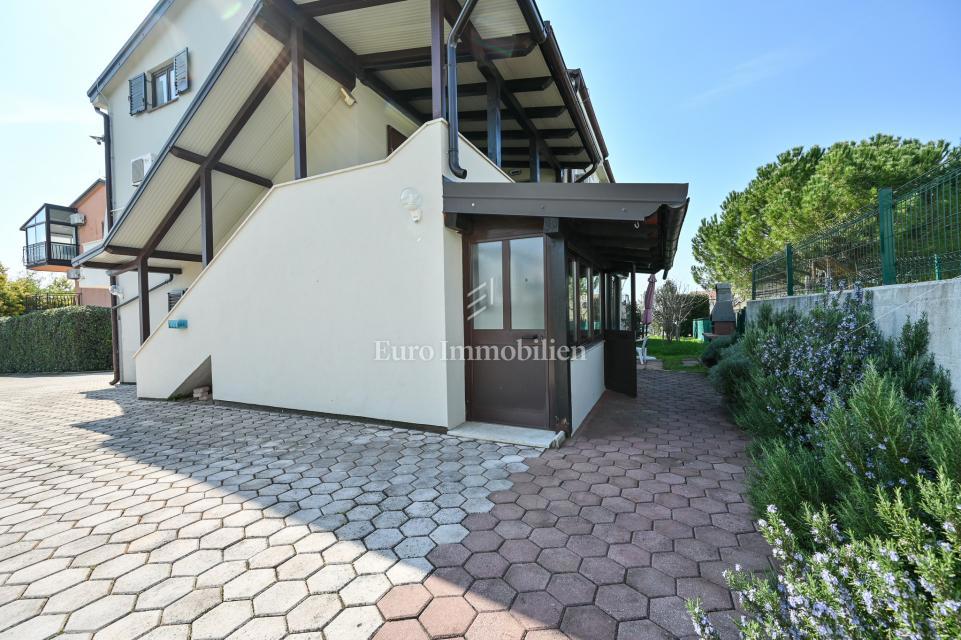 Istria, Novigrad - casa con 2 appartamenti e garage