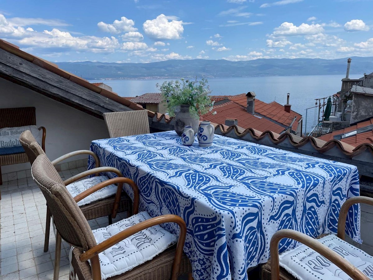 La casa in fila indigena stille mediterraneo con vista mare