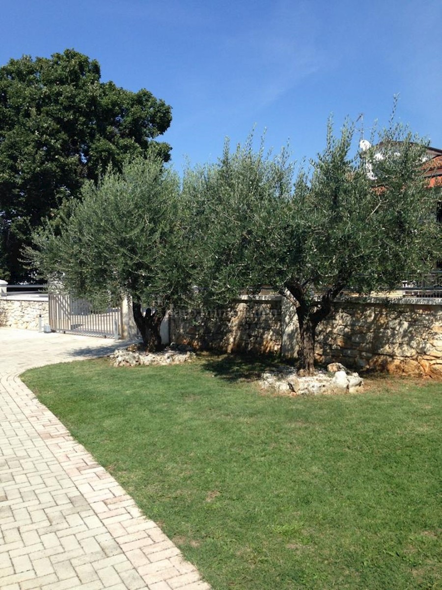 Palazzina con 10 appartamenti, una piscina e un ampio giardino!