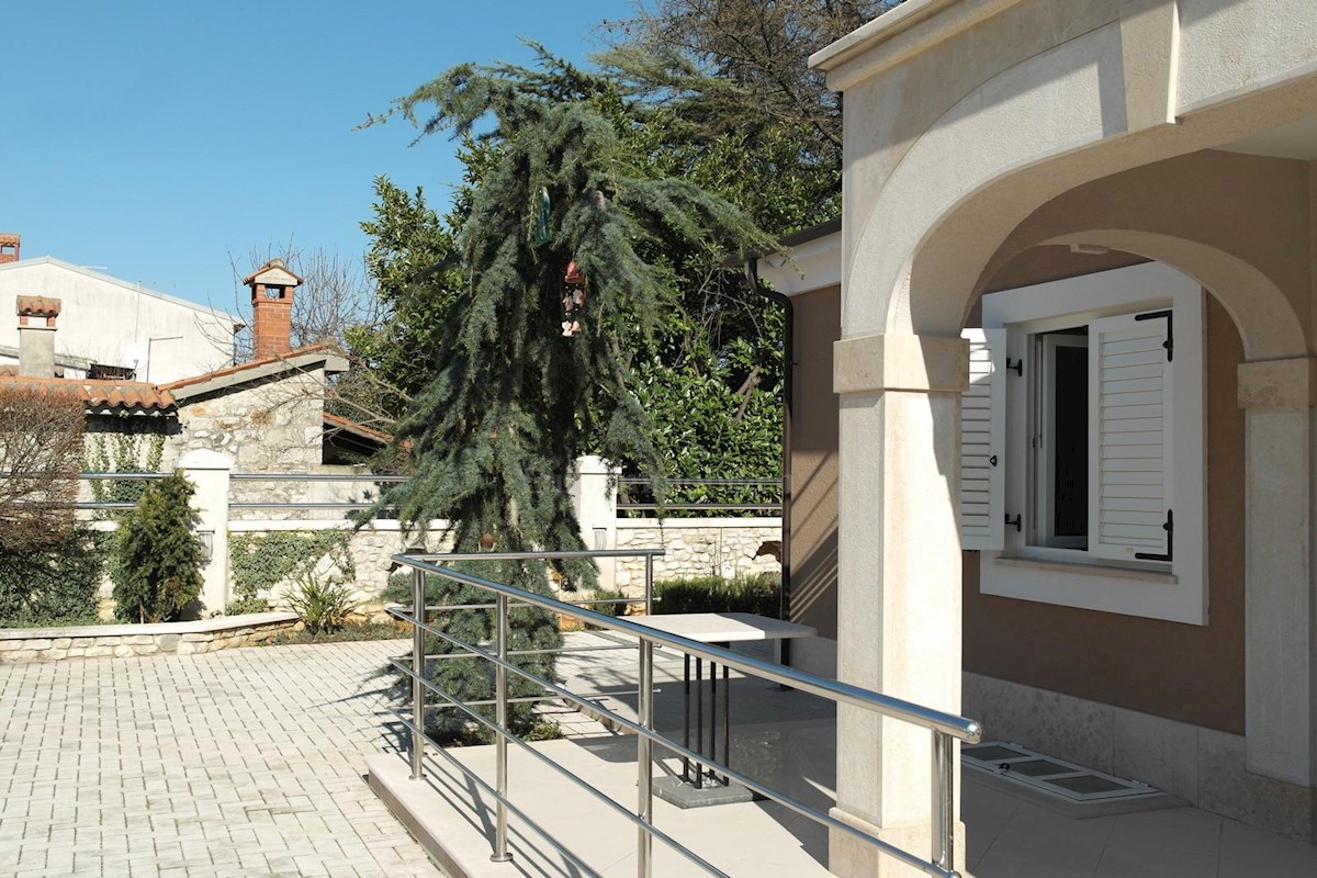 Palazzina con 10 appartamenti, una piscina e un ampio giardino!