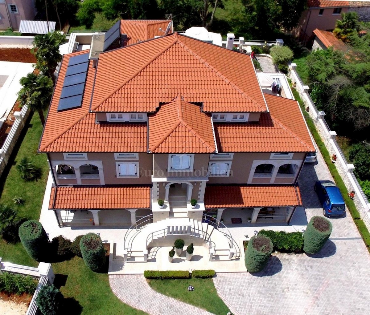 Palazzina con 10 appartamenti, una piscina e un ampio giardino!