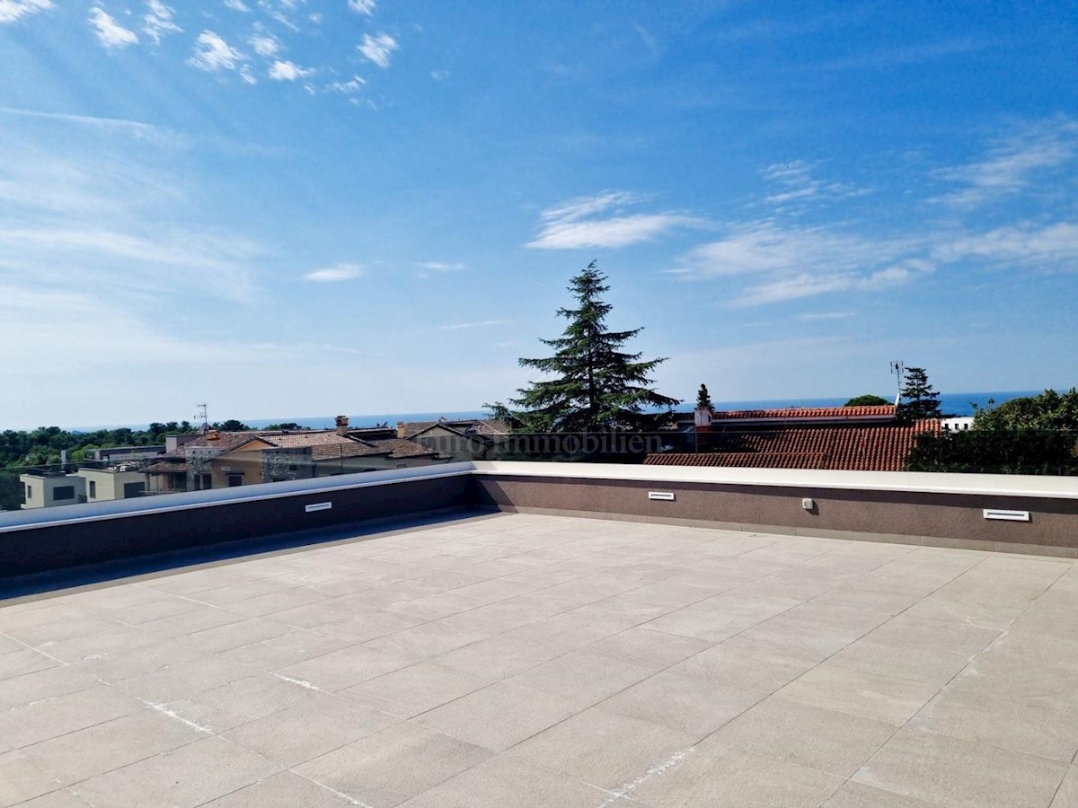 Penthouse with roof terrace and sea view