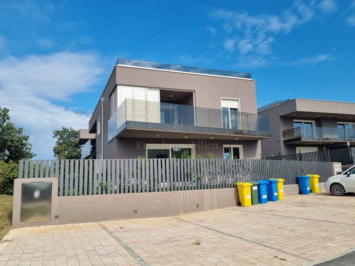 Penthouse with roof terrace and sea view