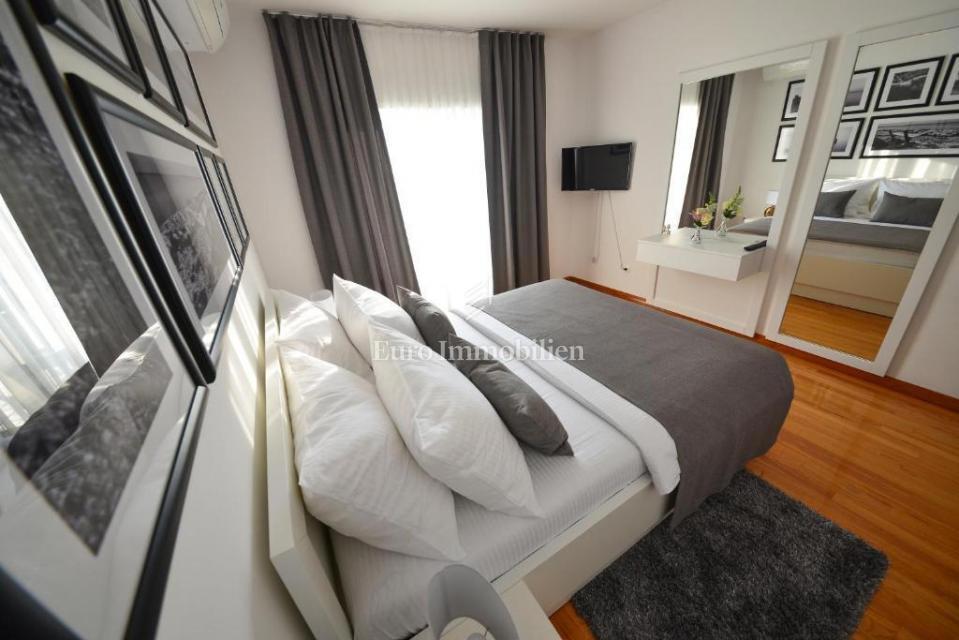 Villa second row to the sea, island of Vir