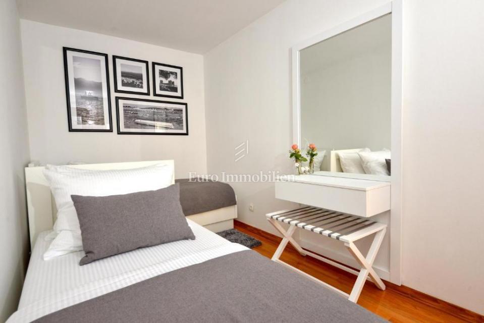 Villa second row to the sea, island of Vir