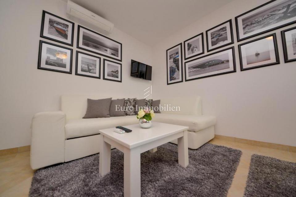 Villa second row to the sea, island of Vir