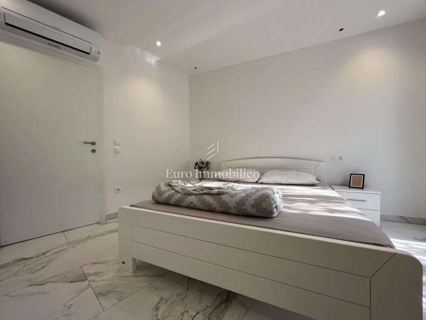 Modern two-bedroom apartment near the beach, Makarska