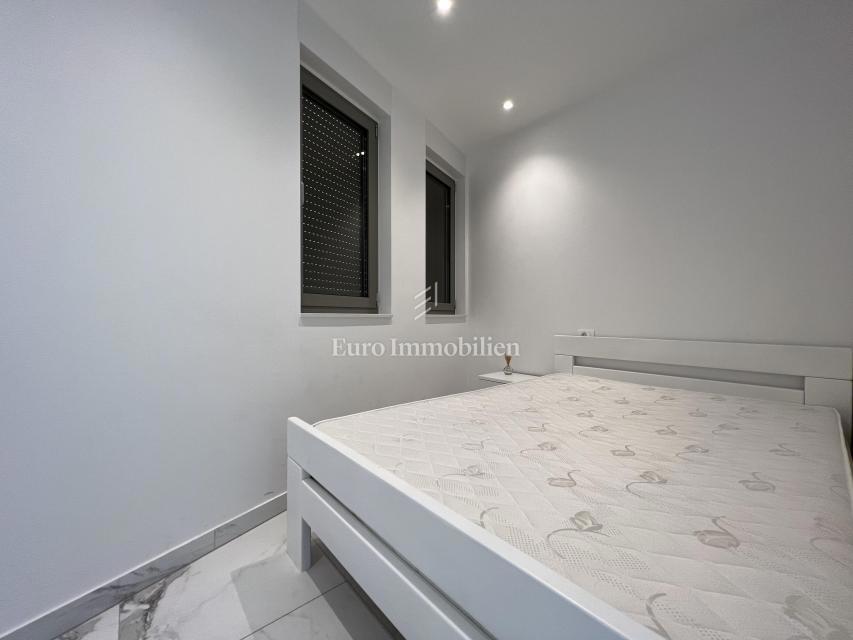 Modern two-bedroom apartment near the beach, Makarska