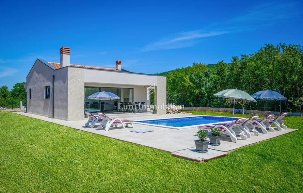 Moderna piano terra casa con piscina vicino di Labin