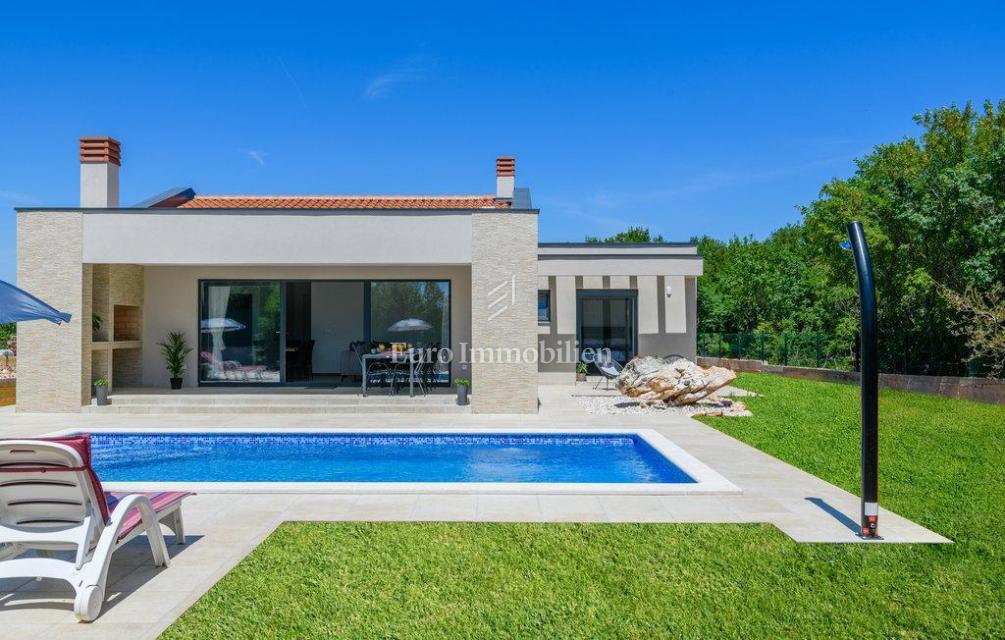 Moderna piano terra casa con piscina vicino di Labin