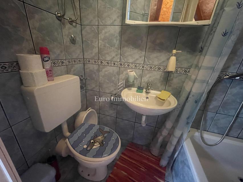 Donji Karin – casa con 6 appartamenti, prima fila al mare