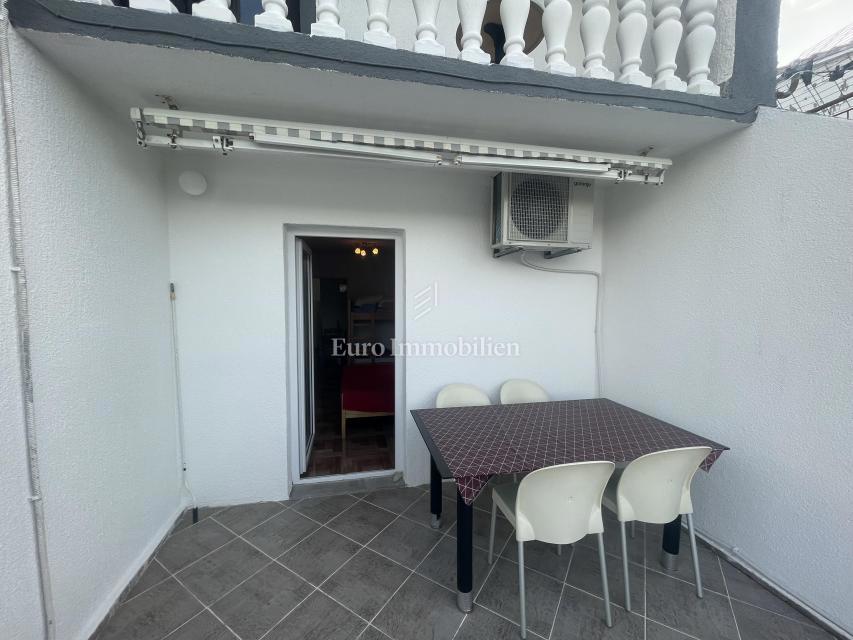 Donji Karin – casa con 6 appartamenti, prima fila al mare