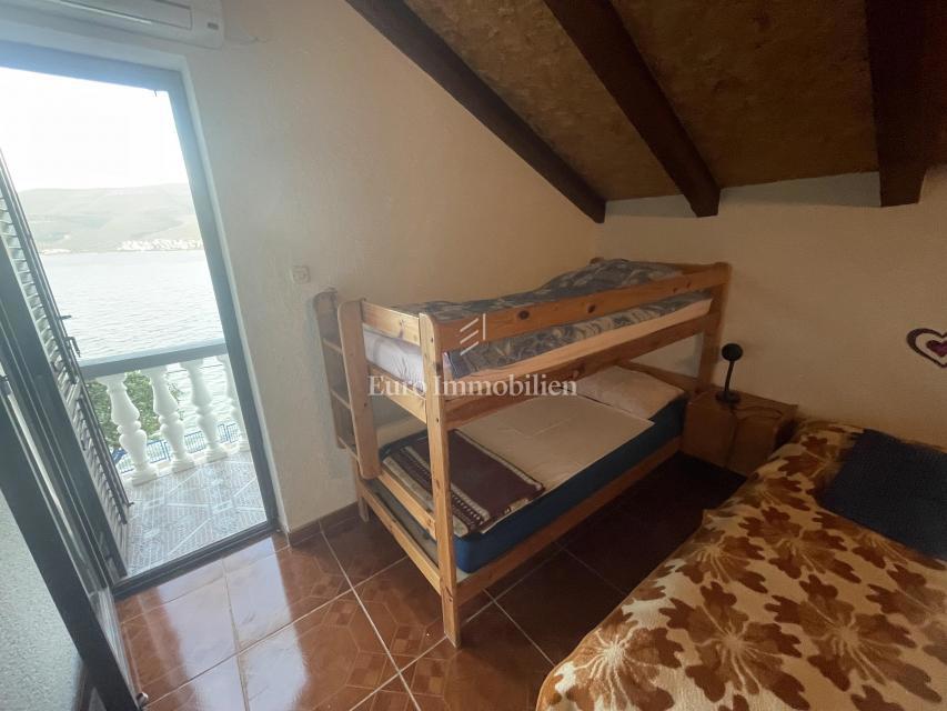 Donji Karin – casa con 6 appartamenti, prima fila al mare