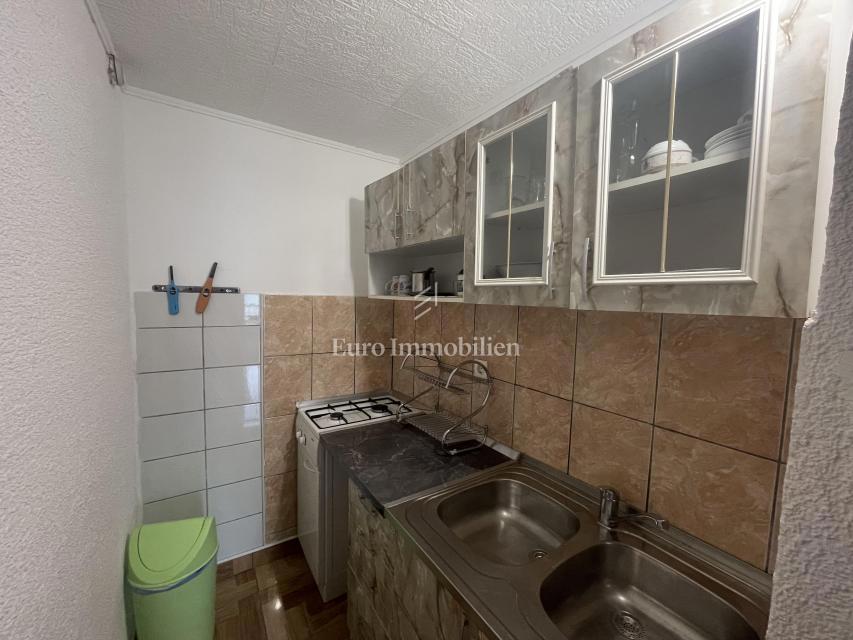 Donji Karin – casa con 6 appartamenti, prima fila al mare