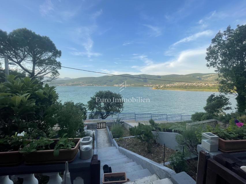 Donji Karin – casa con 6 appartamenti, prima fila al mare