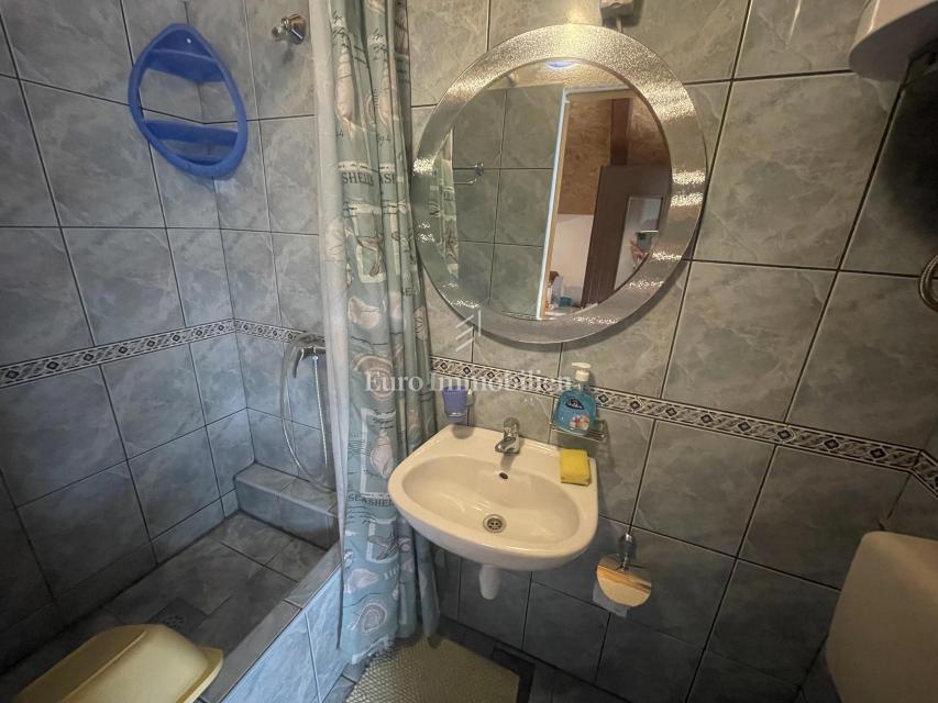 Donji Karin – casa con 6 appartamenti, prima fila al mare