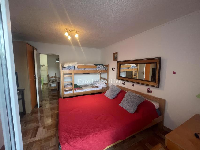 Donji Karin – casa con 6 appartamenti, prima fila al mare