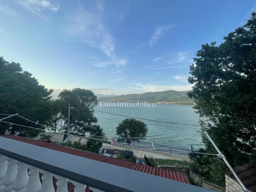 Donji Karin – casa con 6 appartamenti, prima fila al mare